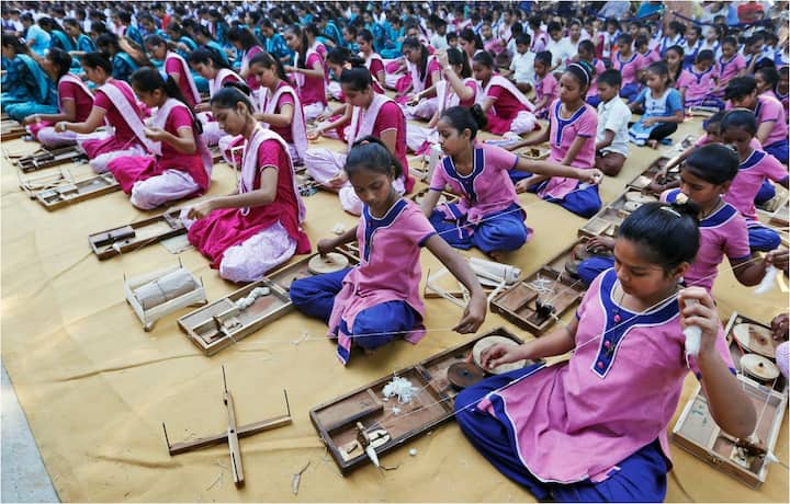 स्कूली छात्रों ने भी चरखा चला कर कपड़ा बनाते नजर आए. चरखा से कपड़ा बनाने की शुरुआत गांधी ने स्वदेशी बनाम विदेशी की लड़ाई को मजबूत बनाने के लिए किया था.