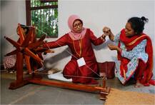 गांधी जयंती के कई रंग, किसी ने निकाली दांडी यात्रा तो किसी ने हाथ में लिया चरखा