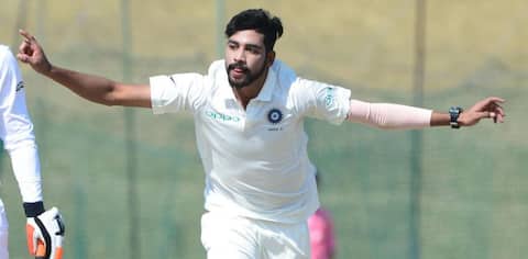 बॉलर सिराज ने कहा अपने डेब्यू मैच में काफी नर्वस था, विराट ने बात कर मेरी सारी घबराहट खत्म कर दी बॉलर सिराज ने कहा अपने डेब्यू मैच में काफी नर्वस था, विराट ने बात कर मेरी सारी घबराहट खत्म कर दी