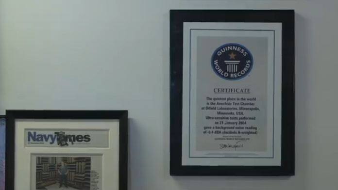 अंदर से ये रूम एकदम साइलेंट है. ये इस हद तक साइलेंट है कि इसका बैकग्राउंड शोर -9.4 डेसिबल है. इस चैंबर का गिनीज बुक ऑफ वर्ल्ड रिकॉर्ड में भी नाम   आ चुका है. फोटोः यूट्यूब 