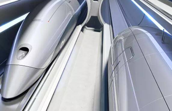 कैप्सूल को पूरी तरह से तैयार करने में करीब छह साल का वक्त लगा है. इस ट्रेन का बाहरी हिस्सा कार्बन फाइबर से बना है. सबसे खास बात यह है कि कैप्सूल के बारे में साल 2012 में टेस्ला और स्पेस-एक्स के ओनर एलन मस्क ने पब्लिकली इसके मेकिंग के बारे में ऐलान किया था. तस्वीर: एएफपी