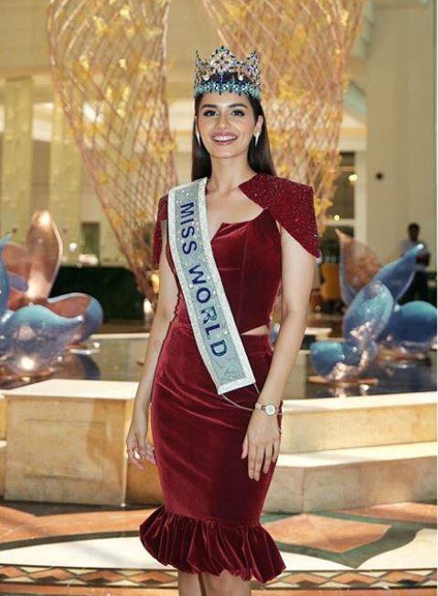 एक इवेंट में मानुषी मैरून रंग की शॉर्ट ड्रेस में मिस वर्ल्ड का ताज पहनी हुई नज़र आईं. इस तस्वीर को सोशल मीडिया पर शेयर कर कैप्शन में लिखा,