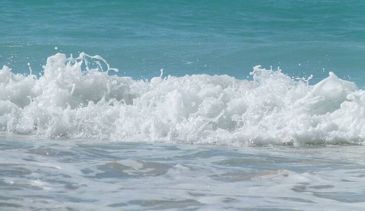 आईलैंड के इमरजेंसी मेडिसीन डॉक्टर उमाना का कहना है कि उन्होंने ऐसा केस पहले कभी नहीं देखा और ना ही ऐसी किसी रिपोर्ट के बारे में पढ़ा है कि समुद्र की   लहरों के कारण किसी की कैरोटी आर्टरी ब्रेक हुई हो. हां गर्दन का मोमेंट ना होना या ट्रॉमा होना आम बात है. फोटोः गूगल फ्री इमेज  