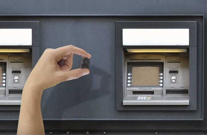  बैंक में सबसे पहले हैकर्स स्कीमिंग की घटना को अंजाम देते हैं. उसके लिए एटीएम मशीन के स्लॉट के अंदर स्कीमर नाम की डिवाइस लगा देते हैं. इन स्कीमर्स डिवाइस की मदद से कार्ड की मैग्नेटिक स्ट्रिप की सारी जानकारियां चुरा लेते हैं. साथ ही ये एटीएम मशीन के की-पैड के ऊपर एक कैमरा लगा देते हैं जिससे उन्हें एटीएम यूजर्स के पिन की जानकारी मिल जाती है. तस्वीर: गूगल फ्री इमेज