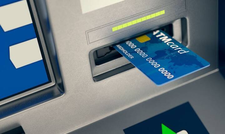 एटीएम का कार्ड स्लाट (जिस जगह पर आप ATM कार्ड लगाते हैं) सामान्य से ज्यादा लंबा या ढीला लगे तो पैसा न निकालें. तस्वीर: गूगल फ्री इमेज