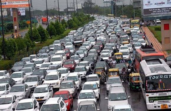 Noida: Driving license suspension of 900 people due to crossing the Red Light नोएडा: रेड लाइट पार करने के चलते 900 लोगों के ड्राइविंग लाइसेंस सस्पेंड