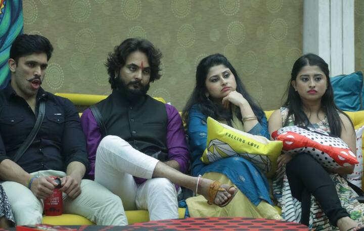 इस हफ्ते की नॉमिनेशन प्रक्रिया पूरी होने बिग बॉस ने घरवालों को इस हफ्ते का लग्जरी बजट टास्क दिया. हमेशा की तरह इस बार भी बिग बॉस ने साफ किया कि इस हफ्ते की लग्जरी बजट टास्क का प्रभाव घर की अगली कैंप्टेंसी पर पड़ेगा. इस टास्क में भी शो के थीम के मुताबिक जोड़ियों और सिंगल कंटेस्टेंट्स के बीच मुकाबला तय किया गया. 