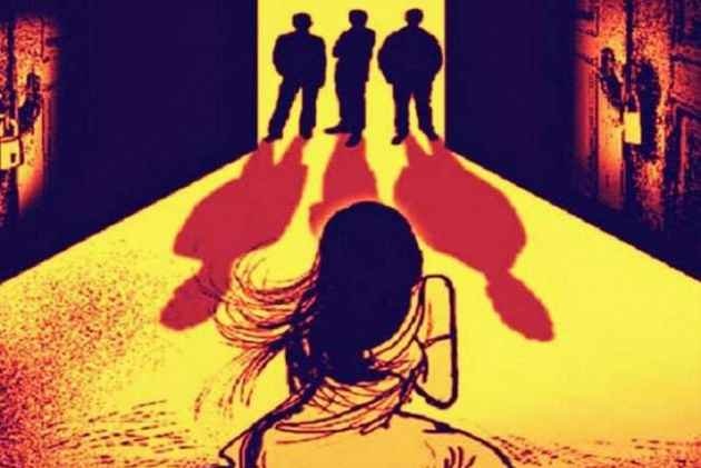 gangrape with minor girl in ghaziabad बर्थडे पार्टी का झांसा देकर नाबालिग को होटल में बुलाया, पांच युवकों ने किया सामूहिक बलात्कार