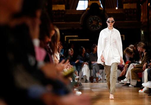  पेरिस फैशन वीक में एक और ट्रेंड खासतौर पर देखने को मिला जिसने लोगों को खूब आकर्षित किया और वो था बड़े आकार के शेड्स. इन शेड्स में काफी हद तक आंखों के साथ-साथ फेस भी छिप रहा था. फोटोः एपी