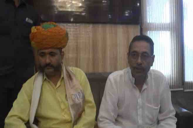 राजस्थान: फिर भड़कने लगी जाट आरक्षण की लौ, सरकार को शाम तक बात करने का अल्टीमेटम दिया Congress MLA demands withdrawal of quota stir cases, Rajasthan राजस्थान: फिर भड़कने लगी जाट आरक्षण की लौ, सरकार को शाम तक बात करने का अल्टीमेटम दिया