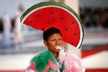 पेरिस फैशन वीक में मॉडल्स ने जब पहनी फलों की टोपी