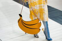 पेरिस फैशन वीक में मॉडल्स ने जब पहनी फलों की टोपी