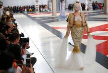 पेरिस फैशन वीकः डरावने चेहरे लिए जब मॉडल्स पहुंच गईं रैंप पर