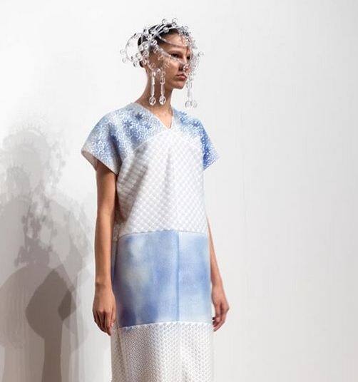 थॉम ब्राउन के अलावा डिजाइनर मनीष अरोड़ा ने भी महिलाओं के ज्वैलरी पहनने के शौक को फेस मास्क की तरह इस्तेमाल किया. फोटोः एपी 