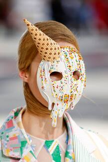 पेरिस फैशन वीकः डरावने चेहरे लिए जब मॉडल्स पहुंच गईं रैंप पर