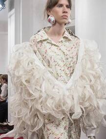 पेरिस फैशन में ये वेडिंग ड्रेसेस छाईं रहीं, देखें तस्वीरें