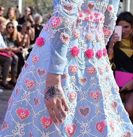 इतना ही नहीं वेडिंग ड्रेस फ्लोरल होने के बावजूद नी-लेंथ तक दिखीं. फोटोः एपी 