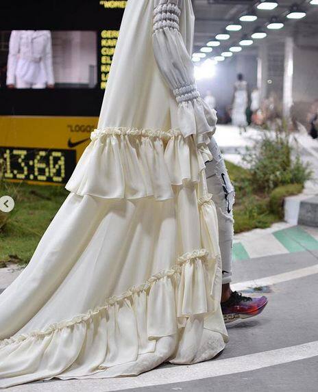 समर 2019 पेरिस फैशन वीक में इस साल पेरिस में आयोजित शो में वेडिंग ड्रेसेस भी खूब चर्चा में रहीं. फोटोः एपी 