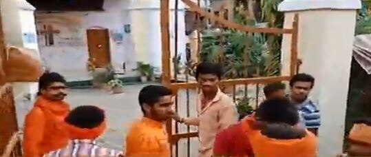 Hindu Yuva Samiti workers protest outside St Thomas Church in Varanasi over converting the religion issue  वाराणसी: चर्च पर लगा युवक के धर्म परिवर्तन की कोशिश का आरोप, हिंदू युवा शक्ति के कार्यकर्ताओं ने किया हंगामा