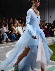 ब्रालेस ड्रेसेज के चक्कर में मॉडल्स ने पहनी ऐसी ड्रेसेज जिसे देख आप भी हो जाएंगे शर्मसार