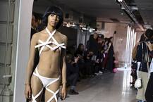 ब्रालेस ड्रेसेज के चक्कर में मॉडल्स ने पहनी ऐसी ड्रेसेज जिसे देख आप भी हो जाएंगे शर्मसार