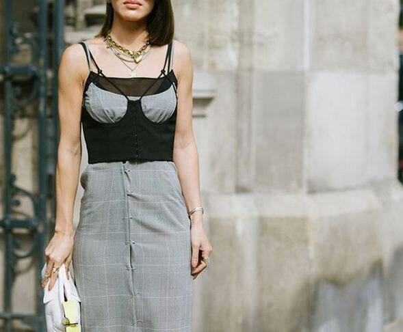 कुछ मॉडल्स तो कपडों के ऊपर ही ब्रा पहने दिखीं. देखिए ये तस्वीर कुछ यही कहती है. फोटोः इंस्टाग्राम 