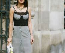 ब्रालेस ड्रेसेज के चक्कर में मॉडल्स ने पहनी ऐसी ड्रेसेज जिसे देख आप भी हो जाएंगे शर्मसार