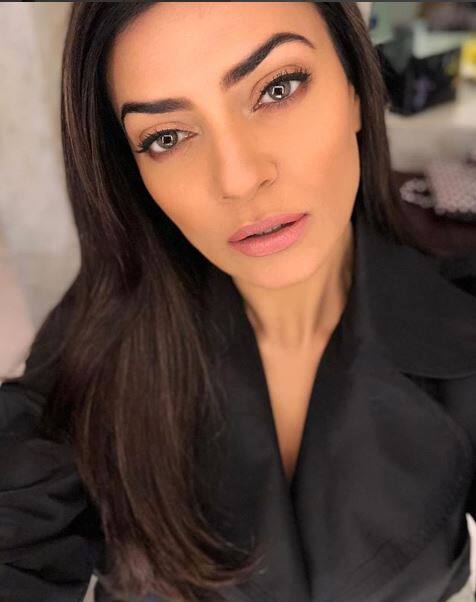 पूर्व मिस यूनिवर्स और एक्ट्रेस सुष्मिता सेन ने कुछ दिन पहले ही इंस्टाग्राम पर एक तस्वीर शेयर की है. उनकी यह तस्वीर इंटरनेट पर खूब वायरल हो रही है. इस बीच तस्वीर को देखकर अफवाह उड़ रही है कि उन्होंने प्लास्टिक सर्जरी करवाई है. तस्वीर: इंस्टाग्राम  