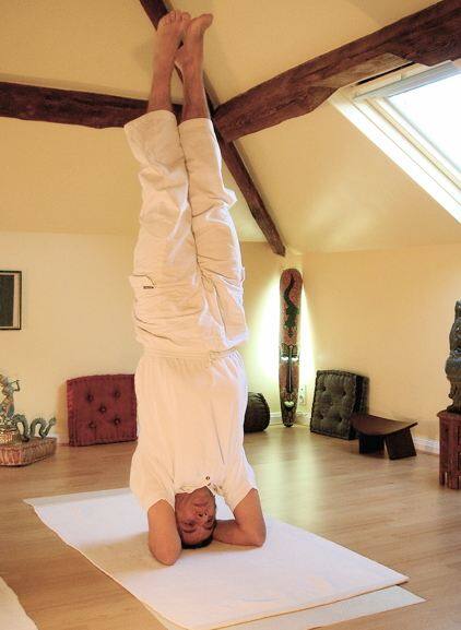 बहुत से लोग मानते हैं योगाभ्यास खासतौर पर शीर्षासन करने से बाल झड़ने की समस्या दूर होती है. फोटोः गूगल फ्री इमेज