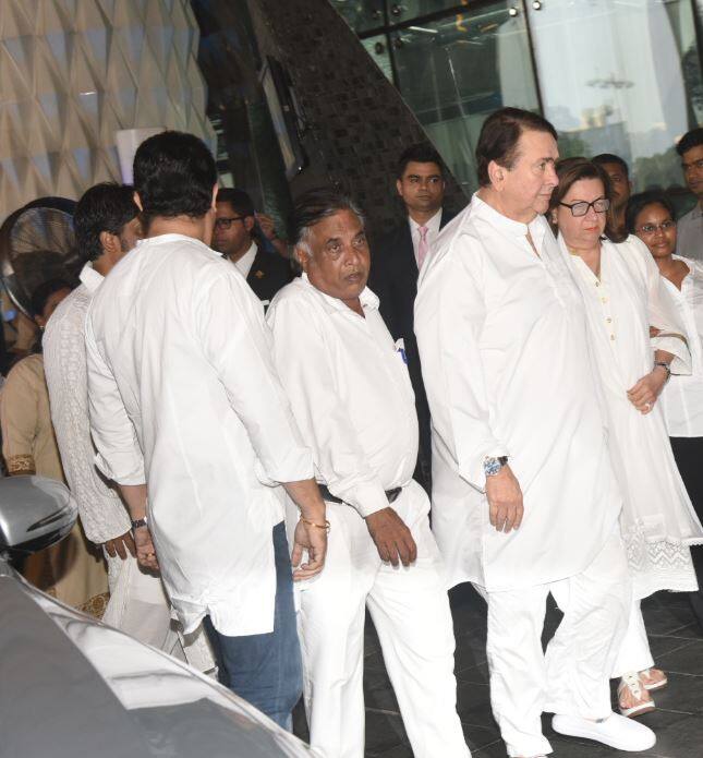 रंधीर कपूर और बबिता कपूर प्रार्थना सभा में साथ-साथ पहुंचे.