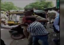 हरदोई: भीड़ ने की होमगार्ड की पिटाई, ऑटो चालक के सिर पर मारा था डंडा