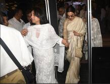 Prayer Meet: अमिताभ-रेखा से लेकर टीना अंबानी तक, कृष्णा राज कपूर को श्रद्धांजलि देने पहुंचे दिग्गज सितारे