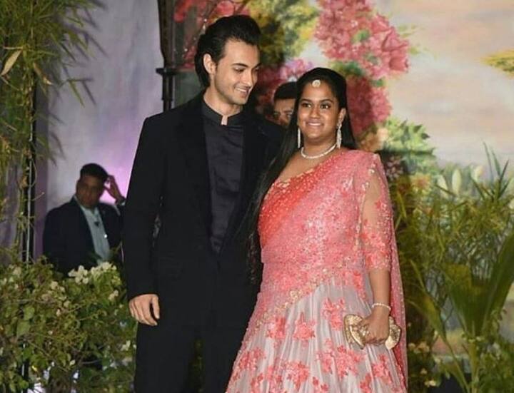 सलमान खान के बहनोई आयुष शर्मा ने आज बॉलीवुड में एंट्री कर ली है. लेकिन आयुष का फिल्मी सफर शुरू होने से पहले ही वो सेलेब बन गए थे. उन्होंने साल 2014 में सलमान खान की बहन अर्पिता से शादी की थी. इन दोनों की प्रेम कहानी कम दिलचस्प नहीं है. आगे की स्लाइड्स में जानिए कुछ खास बातें