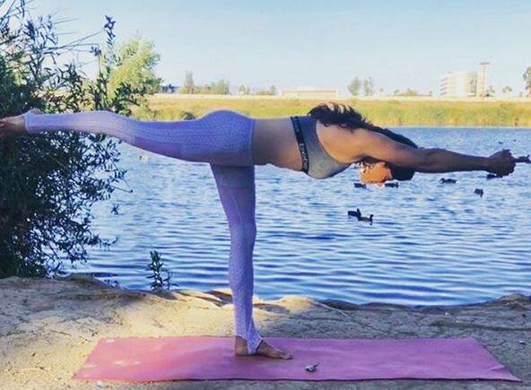  पूजा की तस्‍वीरें देखकर लगता है कि उन्हें बीच पर योग करना बहुत पसंद हैं. वे अक्सर बीच के किनारे योग करती हुई तस्वीरें पोस्ट करना पसंद करती हैं. फोटोः इंस्टाग्राम 