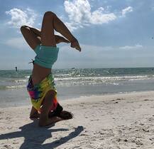 बिकिनी योग से इस हसीना की तस्वीरें सोशल मीडिया पर मचा रही हैं सनसनी, देखें तस्वीरें