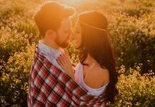 इन वजहों से बार-बार गले लगें पार्टनर के