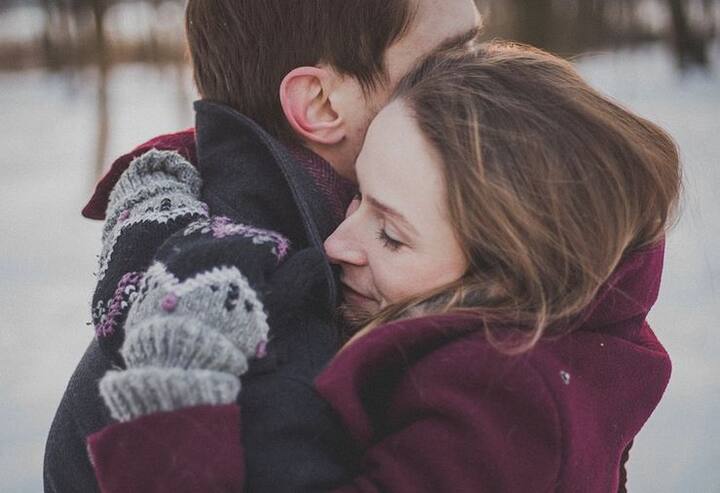 यदि आप किसी बड़े काम को करने से पहले बहुत ज्‍यादा स्ट्रेस फील करते हैं तो अपने पार्टनर के गले लगकर जरूर जाएं. इससे आपकी एंजाइटी और नर्वसनेस से निजात मिलेगी. फोटोः गूगल फ्री इमेज  