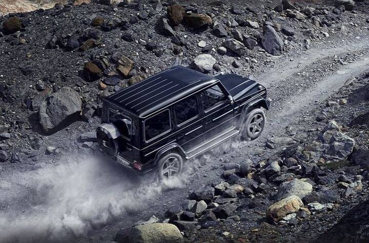 कार की खास बात यह है कि पहाड़ों, बड़े पत्थरों के बीच में भी आसानी से चलाई जा सकती है. तस्वीर: मर्सिडीज