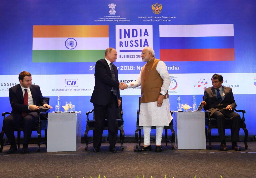 India, Russia formally ink the $ 5.2 billion deal for S-400 air defence system अमेरिकी CAATSA का कांटा भी नहीं रोक पाया एस-400 मिसाइल सौदे की राह