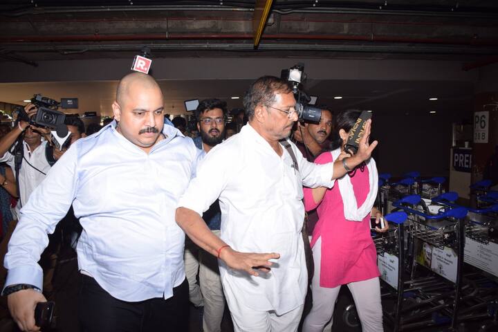 मुंबई लौटते ही एयरपोर्ट पर पत्रकारों ने नाना पाटेकर को घेर लिया और तनुश्री के लगाए आरोपों पर उनसे जवाब मांगने लगे. (तस्वीर: मानव मंगलनी)