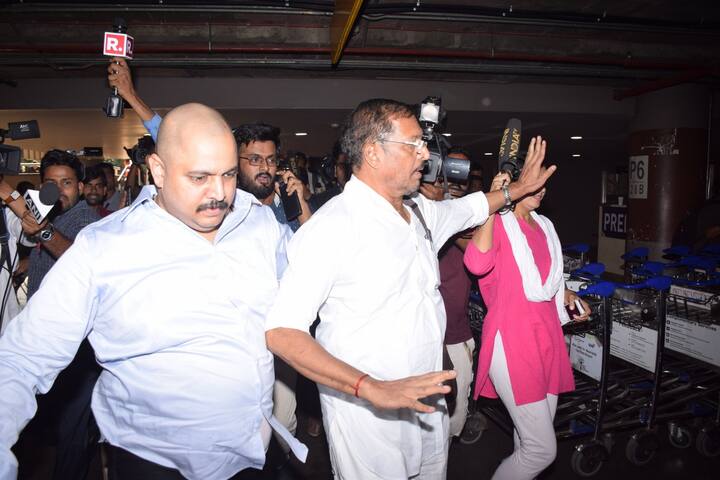 जोधपुर एयरपोर्ट पर चुप्पी साधे रहने वाले नाना पाटेकर ने मुंबई एयरपोर्ट पर मजबूर होकर पत्रकारों के सवाल पर अपनी ज़ुबान खोली. (तस्वीर: मानव मंगलनी)