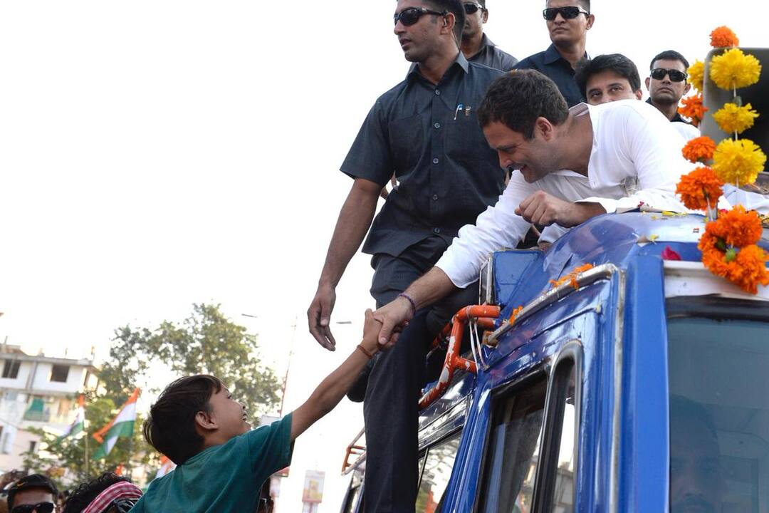 एमपी: रोड शो के दौरान बाल-बाल बचे राहुल गांधी, स्वागत की आरती से गुब्बारों में लगी आग Rahul Gandhi holds mega roadshow in Jabalpur एमपी: रोड शो के दौरान बाल-बाल बचे राहुल गांधी, स्वागत की आरती से गुब्बारों में लगी आग