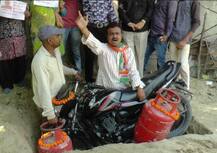 पेट्रोल-डीजल की बढ़ती कीमतों को लेकर कांग्रेस का अनोखा प्रदर्शन, दफन की मोटरसाइकिल