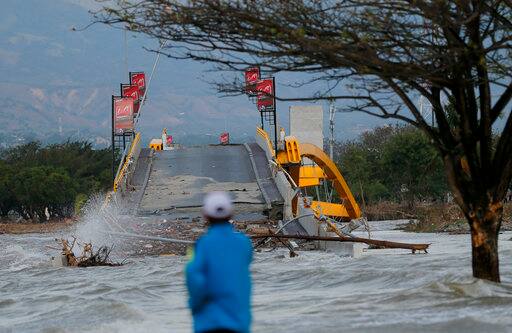 Indonesia Tsunami: death toll reaches 1944, 5000 missing इंडोनेशिया सुनामी: मृतकों की संख्या हुई 1944, 5000 लोग लापता