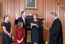 अमेरिका: यौन शोषण के आरोपों बीच ट्रंप के उम्मीदवार कैवनॉ ने ली शपथ, बने सुप्रीम कोर्ट जज