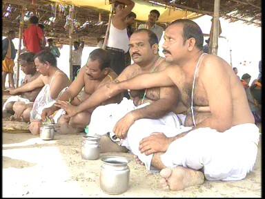 इस बार की अमावस्या के सोमवार के दिन पड़ने से इसका महत्व काफी ज़्यादा हो गया है. सोमवार होने की वजह से आज का दिन सोमवती पितृ अमावस्या हो गया है. इस तरह का ख़ास संयोग कई साल बाद देखने को मिला है.