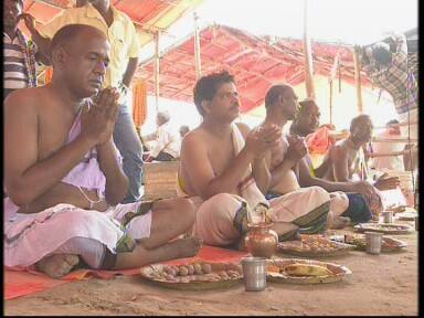 पितृ पक्ष का संगम नगरी इलाहाबाद में विशेष महत्व है. सृष्टि के रचयिता परम पिता ब्रह्मा का मुखस्थल और त्रिवेणी संगम की धारा में मोक्ष के देवता भगवान विष्णु के साक्षात वास करने के कारण इलाहाबाद को पितृ मुक्ति का प्रथम व मुख्य द्वार कहा गया है. 