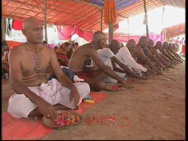 प्रयाग में संगम तट पर केशदान यानी मुंडन संस्कार से ही पिंडदान की रस्मे शुरू होती हैं. यही वजह है कि पितृ पक्ष की अमावस्या पर आज इलाहाबाद के संगम के सभी घाटों पर श्रद्धालुओं की भारी भीड़ जमा है और लोग पिंडों का विसर्जन कर अपने पुरखों के लिए मोक्ष की कामना कर रहे हैं. इस मौके पर संगम समेत सभी घाटों पर सुरक्षा के ख़ास इंतजाम किये गए हैं. 