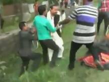 वीडियो: हाथी बिदकने से असम के डिप्टी स्पीकर गिरे, देखने वालों का लगा तांता