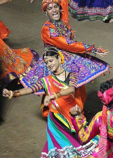 गरबा में तीन ताली, मोर पिच, लहरियो में स्क्वैट्स शामिल होता है जो कि कमर को शेप देने में मदद करता है. साथ ही हाथ-पैरों को टोन करता है. फोटोः गूगल   फ्री इमेज 